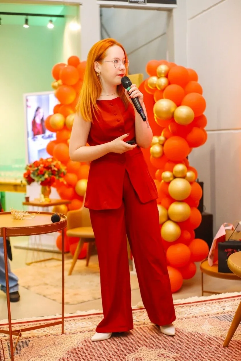 Apresentadora com microfone no palco durante a segunda edição