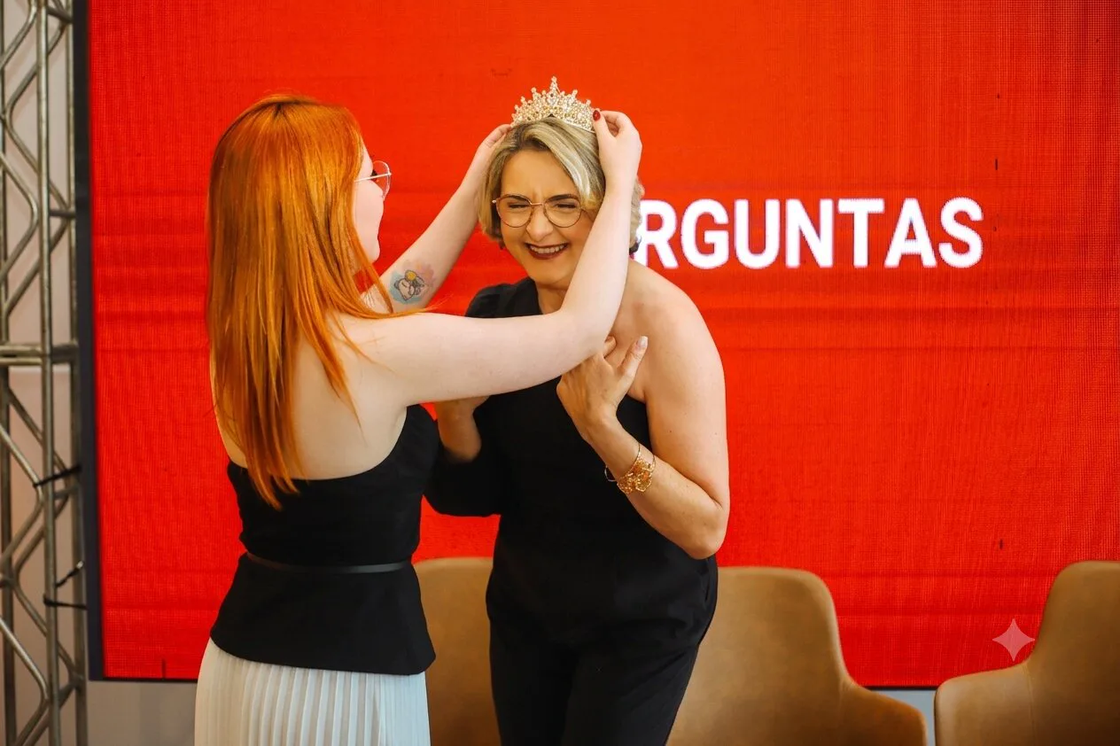 Momento de entrega da coroa no palco