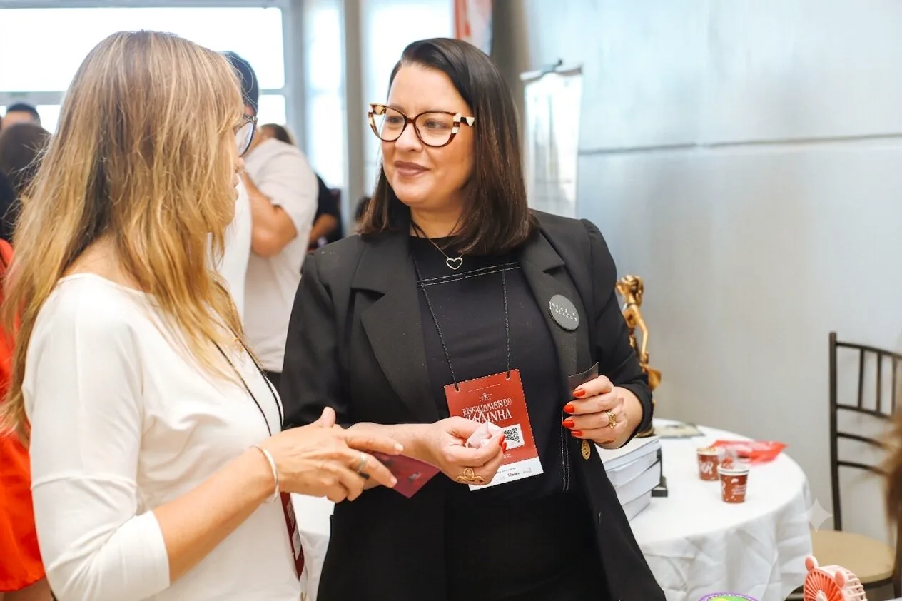 Empreendedoras conversam durante o momento de networking