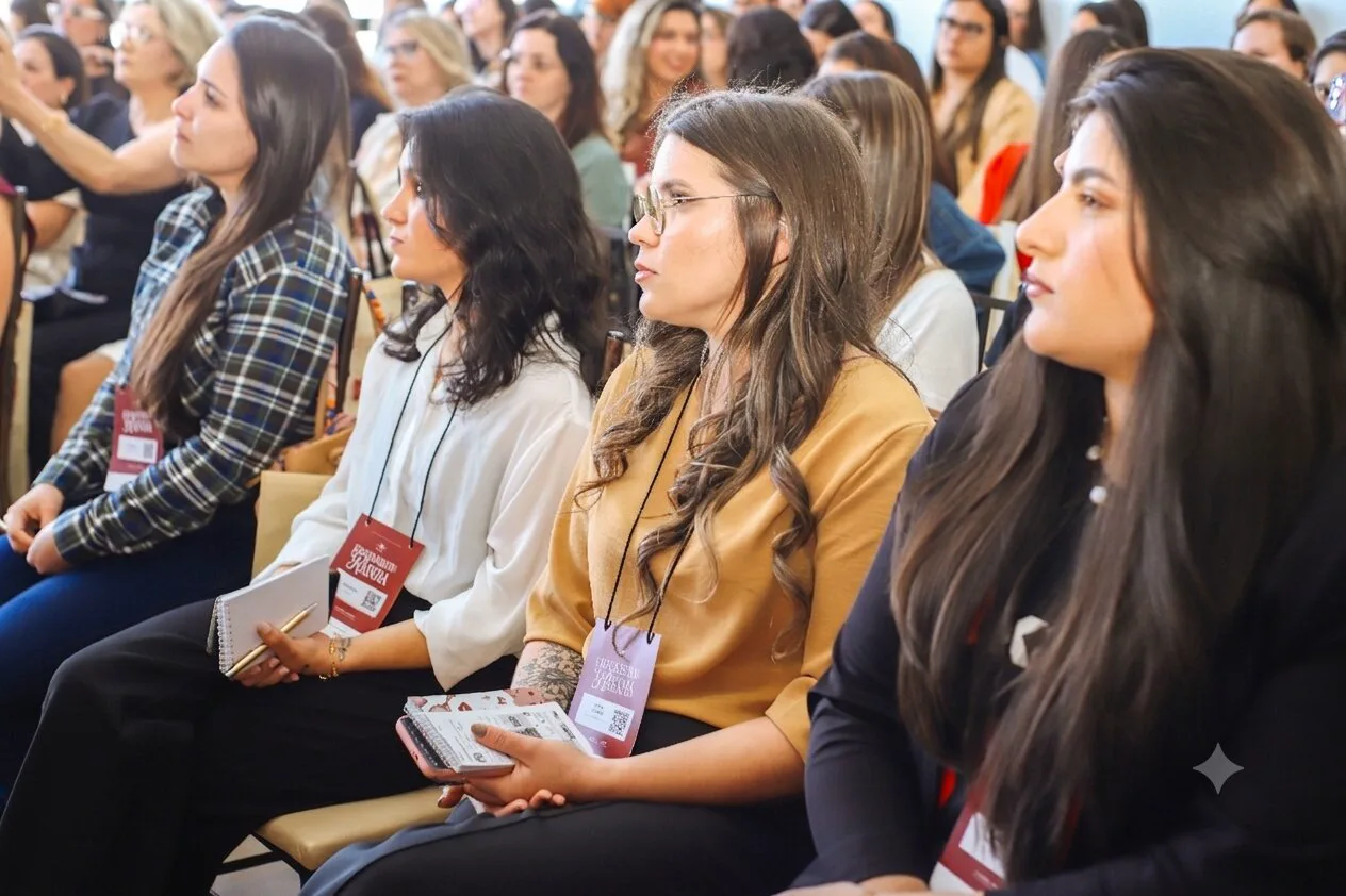 Participantes acompanham a programação na plateia